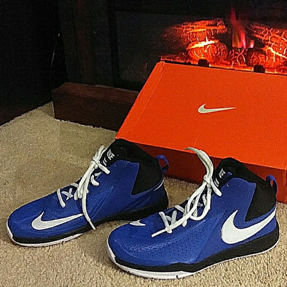 NEW NIKE Team Hustle D 7 (GS) Athletic Shoes